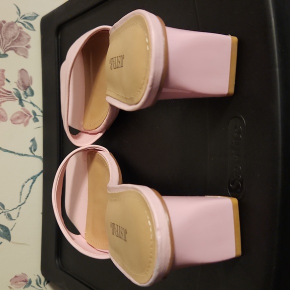 "Tinkle Me Pink" Sandal - Picture 3 of 4